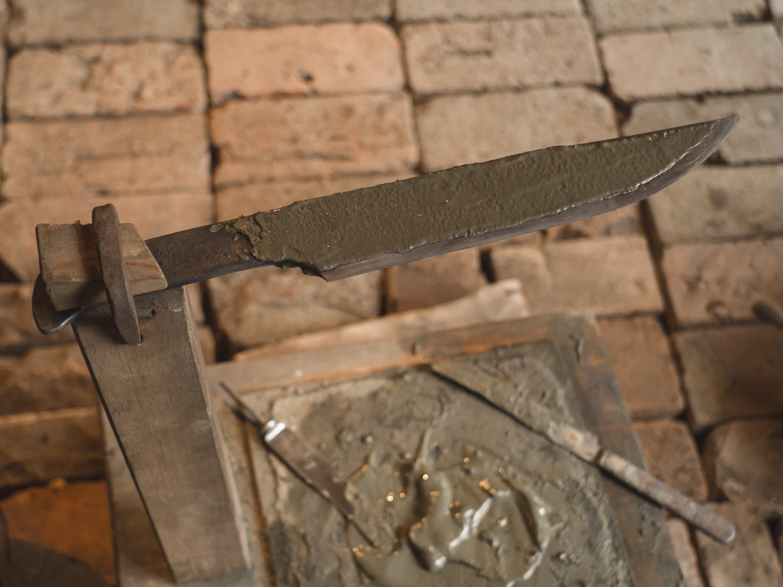 Island Blacksmith: Hand crafted camp bowie made from reclaimed steel using traditional techniques