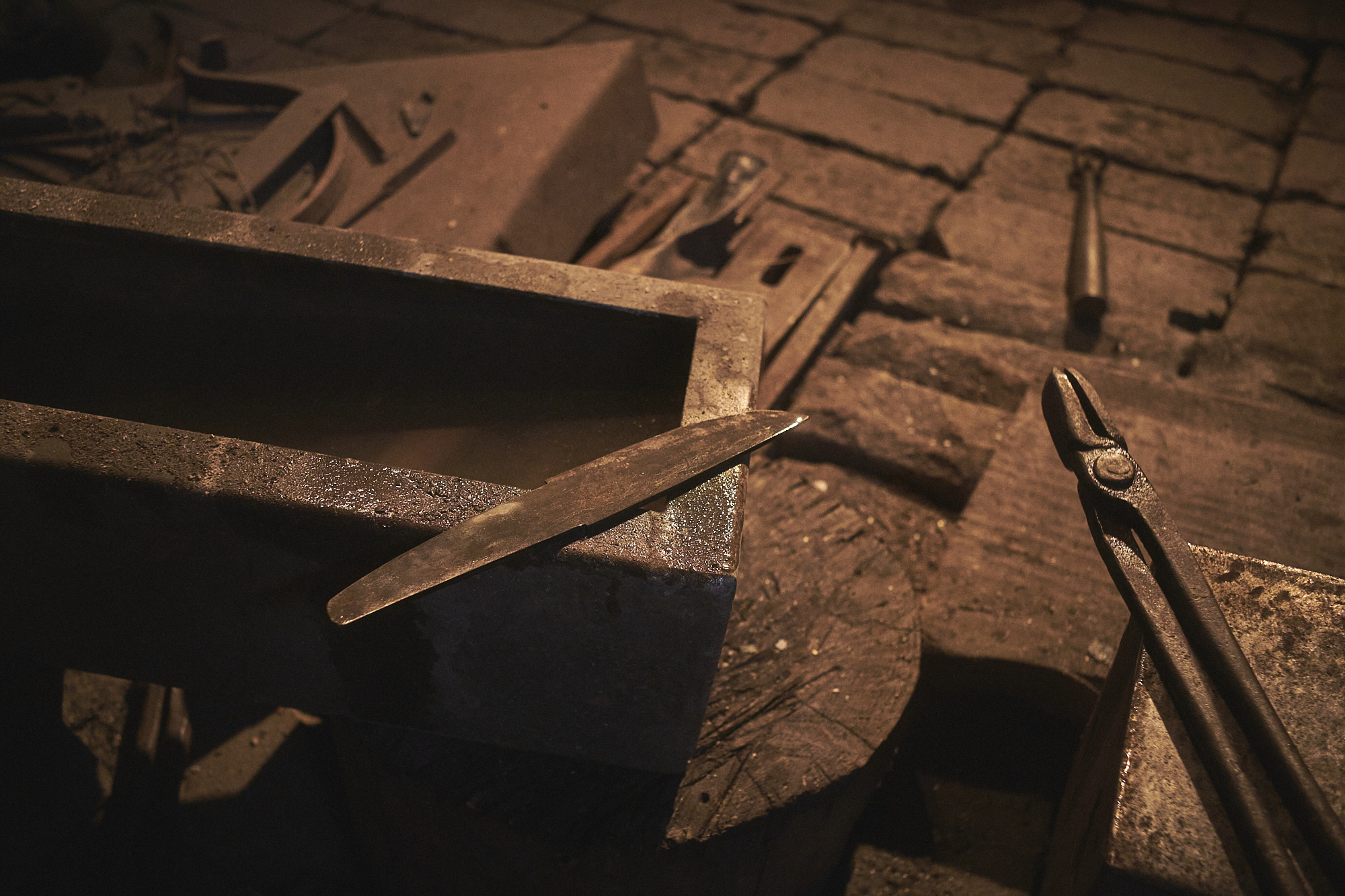 Island Blacksmith: Charcoal forged knives from reclaimed series land rover steel.