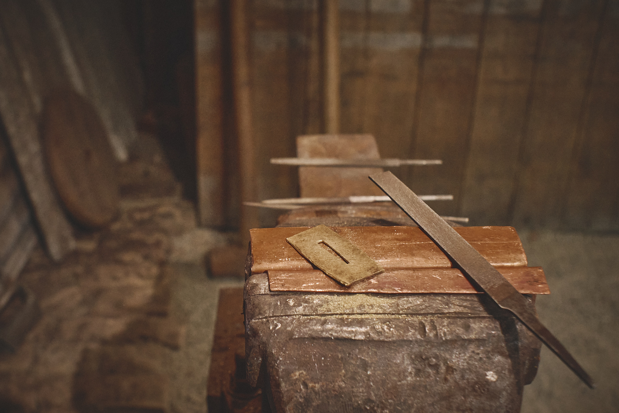 Island Blacksmith: Charcoal forged knives from reclaimed series land rover steel.