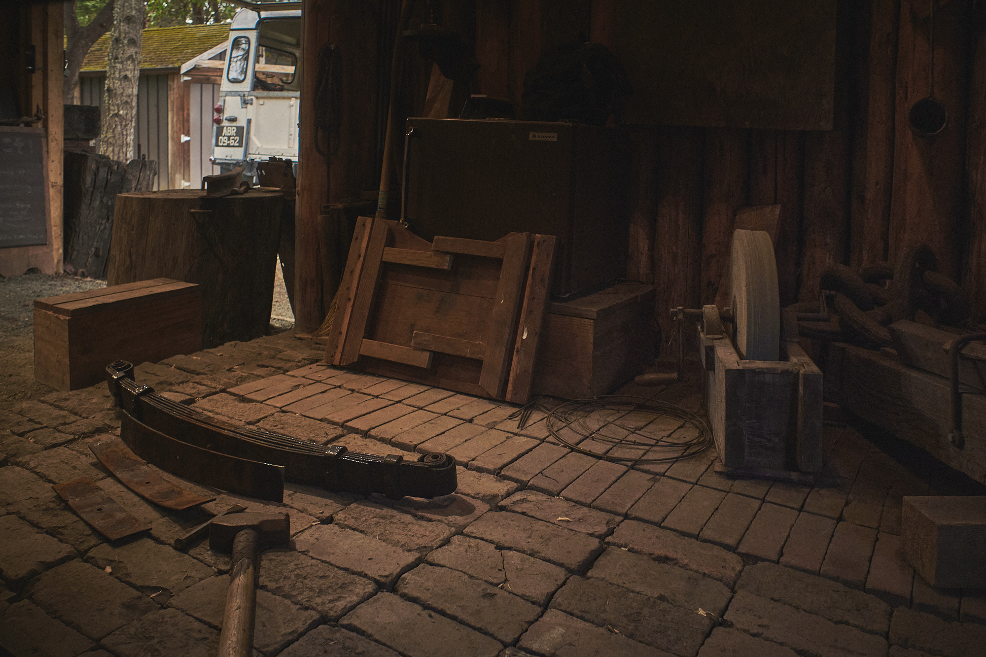 Island Blacksmith: Charcoal forged knives from reclaimed series land rover steel.